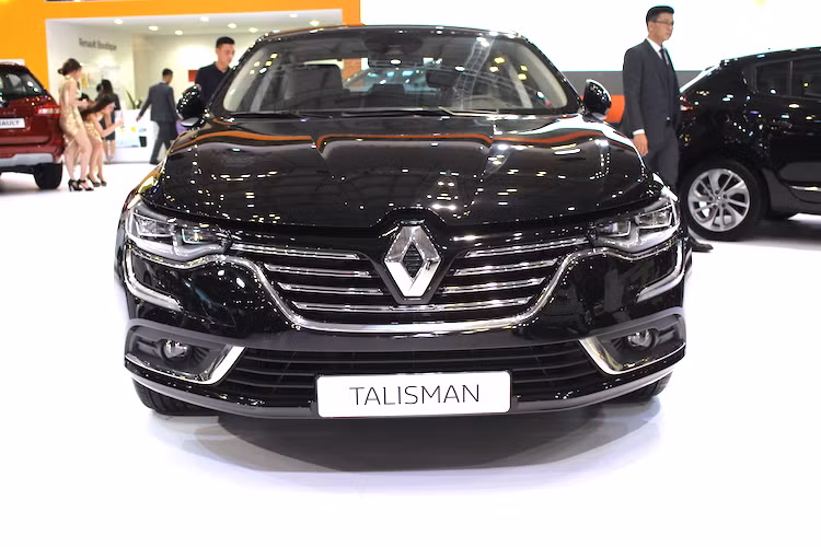 Từng đạt đạt giải thưởng xe đẹp nhất năm tại International Automobile Festival 2015, Renault Talisman sở hữu một thiết kế sang trọng, hiện đại và không thể bị trộn lẫn. Ở phía trước chiếc xe nổi bật với logo con thoi cùng lưới tản nhiệt với các thanh ngang đặc trưng của Renault. Cụm đèn pha của xe có thiết kế phá cách với các dải LED tạo thành hình chữ C.