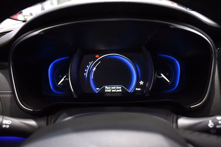 Bảng đồng hồ trung tâm của Talisman cũng có một màn hình màu với kích thước lớn, cung cấp đầy đủ các thông tin về tình trạng hoạt động của xe một cách trực quan. Ở xung quanh nội thất, chiếc xe còn có hệ thống đèn chiếu sáng Pure Vision đặc biệt, sử dụng các dải đèn LED với ánh sáng xanh dịu mắt.