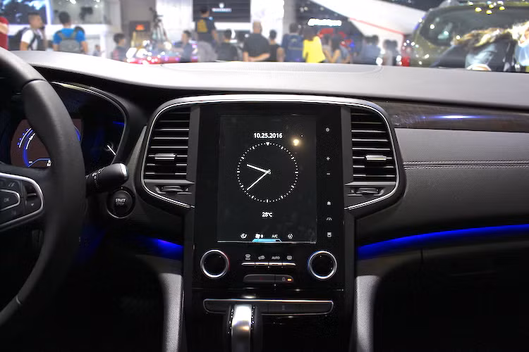 Chiếm phần lớn diện tích trên bảng điều khiển trung tâm của Talisman là hệ thống thông tin giải trí R-Link 2 thế hệ mới với màn hình cảm ứng đặt dọc có kích thước lên tới 8,7 inch, đem tới cho chiếc xe vẻ hiện đại tương tự như các dòng xe điện Tesla. Hệ thống này hỗ trợ đầy đủ các kết nối quen thuộc, đồng thời được nối với dàn âm thanh Bose Surround cao cấp.