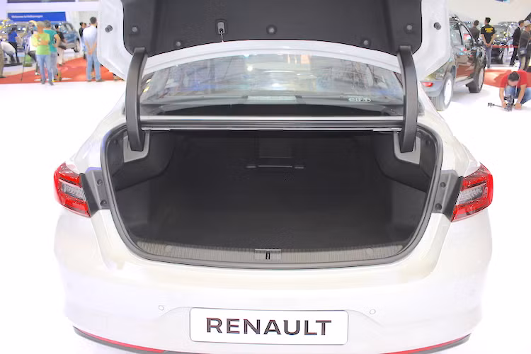 Ở phía sau, Talisman sở hữu khoang hành lý với thể tích lên tới 608 lít, và còn có thể mở rộng hơn nữa bằng cách gập hàng ghế sau 60/40 lại. Trên đối thủ Camry của Toyota, con số này chỉ là 587 lít trong khi Mazda 6 chỉ có 483 lít.