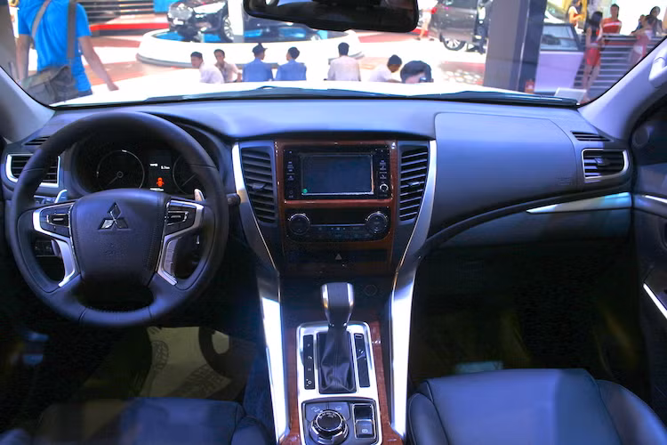 Sự tương đồng này xảy ra do cách bố trí các chi tiết trên bảng táp-lô của Pajero Sport phiên bản mới gần như giống hoàn toàn so với Triton, chỉ khác biệt ở một số đường nét thiết kế bên ngoài. Ngoài ra, chiếc xe còn có vô-lăng 4 chấu mạ bóng sang trọng hơn loại 3 chấu trên Triton. Phiên bản cao cấp của xe còn có hệ thống thông tin giải trí với màn hình lớn trên bảng điều khiển trung tâm.