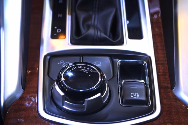 Khi được bán ra ở Việt Nam, Pajero Sport cũng là mẫu xe duy nhất trong phân khúc có 8 cấp số. Là một mẫu SUV, chiếc xe cũng được trang bị hệ dẫn động 4 bánh nổi tiếng của hãng với tên gọi 4WD Super Select II. Các chế độ gài cầu khác nhau gồm Sỏi/Bùn lầy/Cát/Đá được điều khiển qua núm vặn trên bệ điều khiển trung tâm. Ngoài ra xe còn có bản dẫn động cầu sau.