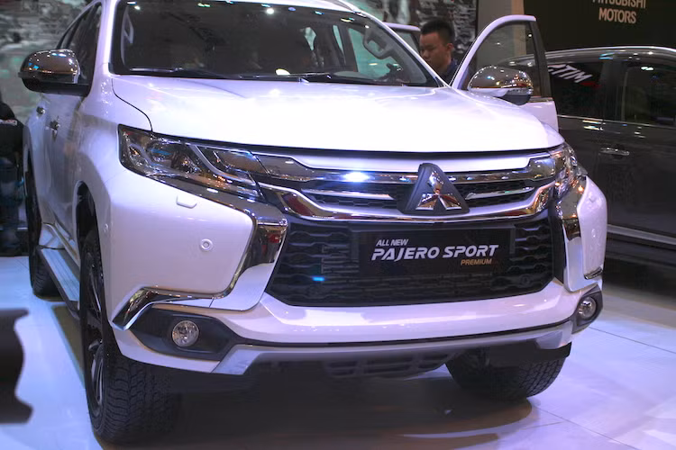 Chiếc SUV cỡ trung Pajero Sport thế hệ mới đã gây ấn tượng mạnh với phần đầu có thiết kế được Mitsubishi gọi là "Dynamic Shield", với lưới tản nhiệt mạ chrome kiểu dáng phức tạp và cặp đèn pha LED chiếu sáng ban ngày sắc sảo.