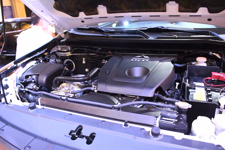 Tại Việt Nam, Pajero Sport sẽ được phân phối với 2 phiên bản động cơ là xăng V6 3.0l MIVEC và diesel 2.4l MIVEC. Trong đó, phiên bản chạy xăng có công suất tối đa 220 PS/285 Nm và phiên bản máy dầu là 181 PS/430 Nm. Lúc ra mắt lần đầu cách đây hơn 1 năm, Pajero Sport là mẫu xe đầu tiên của Mitsubishi sở hữu hộp số tự động 8 cấp Aisin thế hệ mới.