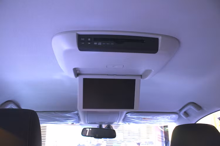 Thay vì nằm ở vị trí trung tâm, cửa gió điều hòa cho các hàng ghế sau của Pajero Sport nằm ở hai bên trần xe. Bên cạnh đó, Mitsubishi còn bố trí hệ thống thông tin giải trí cho hàng ghế sau với đầu DVD và màn hình âm trần có thể gấp gọn.