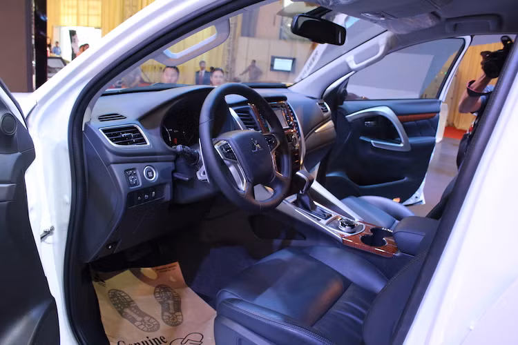 Trong khi sở hữu thiết kế hoàn toàn mới mẻ ở bên ngoài, Pajero Sport lại đem tới cảm giác quen thuộc đối với những người đã từng bước vào Triton thế hệ mới, mặc dù so với thế hệ trước, nội thất của chiếc xe cũng đã được thiết kế lại toàn bộ theo hướng hiện đại, sang trọng và thẩm mỹ hơn.