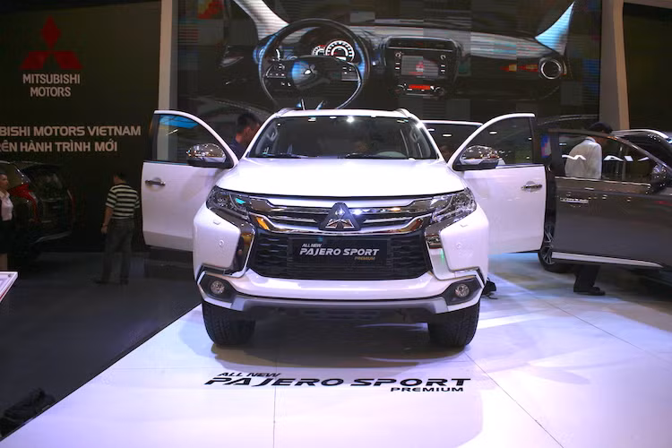 Là một mẫu xe toàn cầu của Mitsubishi, Pajero Sport được hãng phân phối tới hơn 90 quốc gia trên Thế giới. Tại thị trường Việt Nam, Pajero Sport Premium sẽ bao gồm 3 phiên bản với 2 loại động cơ và có mức giá dự kiến từ 1,4 tỷ VNĐ đến 1,55 tỷ đồng.