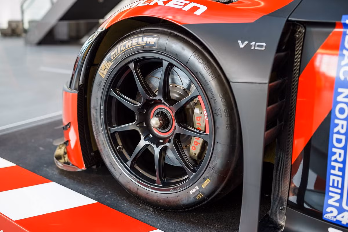 Sức mạnh của động cơ được truyền tới bánh xe thông qua hộp số tuần tự 6 cấp. Audi chỉ bán R8 LMS cho các khách hàng và đội đua muốn tham gia vào các giải đua GT3 với giá hơn 402,000 USD (khoảng hơn 8 tỷ đồng). Ngoài ra, những chiếc xe này cũng được sử dụng trong giải đua riêng R8 LMS Ultra do hãng xe Audi tổ chức.