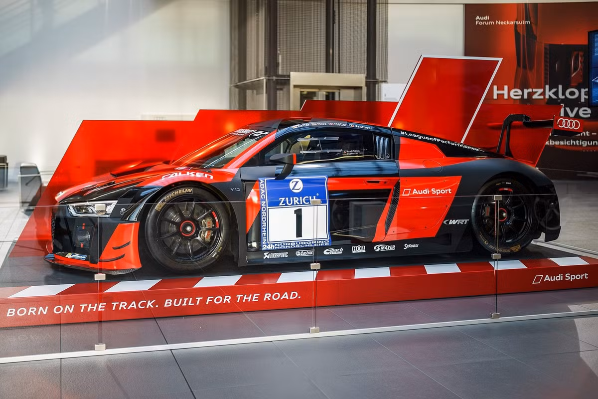 Audi R8 LMS 2016 sở hữu ít sức mạnh hơn R8 V10 Plus bản thương mại với sức mạnh chỉ 585 mã lực vì quy định của giải đua GT3 bắt buộc các xe tham gia chỉ được có tối đa là 585 mã lực. So với thế hệ cũ, động cơ của Audi R8 LMS 2016 có thể chạy 20.000 km thì mới cần phải sửa chữa và nó cũng là một trong những xe đua có động cơ bền nhất giải GT3.