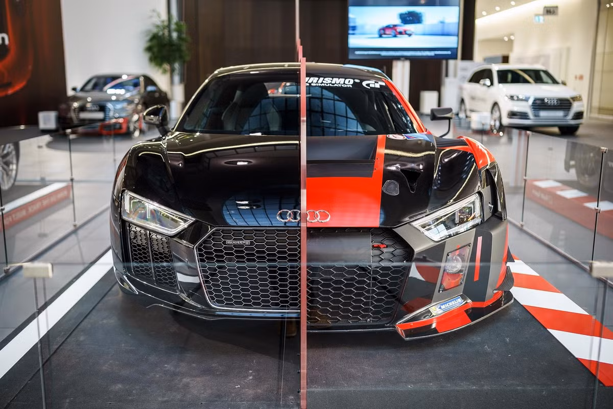 Có tên gọi "Transformer", chiếc siêu xe Audi R8 đặc biệt này đã được tạo ra bởi 4 kỹ sư của hãng chỉ trong 1 tháng, với mục đích là "trình diễn" mối liên hệ giữa một chiếc Audi R8 bản thương mại với phiên bản xe đua R8 LMS.