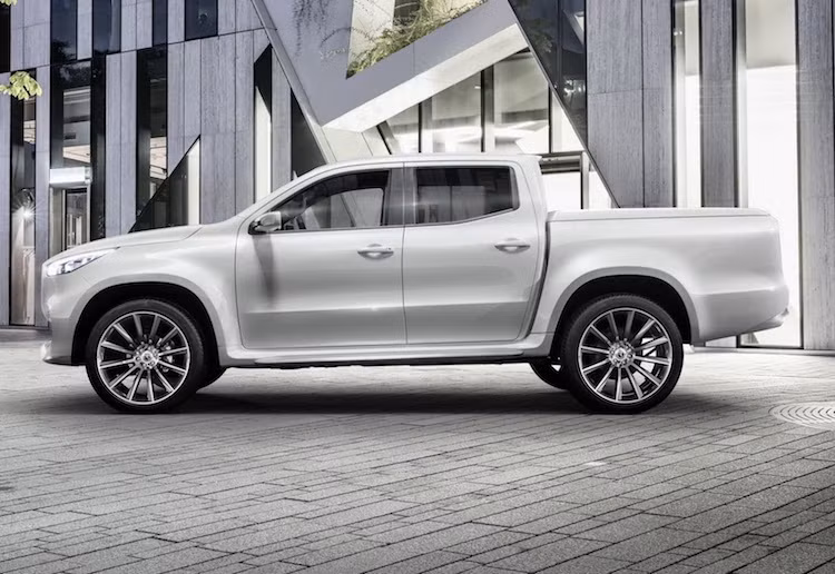 Dựa trên cơ sở dòng bán tải Nissan Navara thế hệ mới, cả 2 chiếc X-Class vẫn gợi nhớ về mẫu xe Nhật khi nhìn ngang cabin, với đặc trưng là cửa kính sau hơi dốc lên về phía cột C của xe. Phiên bản Stylish Explorer được trang bị mâm đúc lớn 22 inch, trong khi chiếc X-Class "offroad" Powerful Adventure có vành nhỏ và bộ lốp gai "khủng".