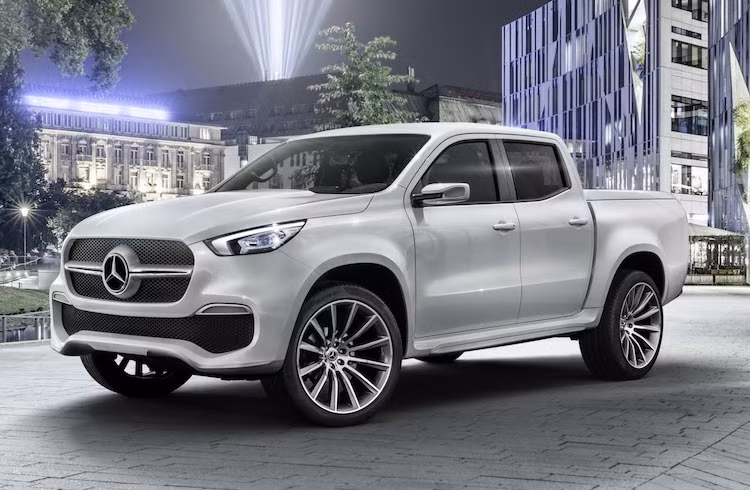 Dù đi theo 2 phong cách khác nhau, cả 2 phiên bản X-Class concept đều mang những nét tương đồng về thiết kế và sẽ đóng vai trò "xem trước" cho chiếc X-Class sản xuất hàng loạt sau này. Được thiết kế theo ngôn ngữ Sensual Purity, chúng đều có lưới tản nhiệt lớn dựng đứng mạnh mẽ và cặp đèn pha LED có thiết kế khá giống siêu xe AMG GT.