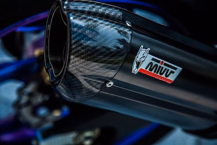 Ở bên dưới đuôi xe, hệ thống xả cũng đã được chủ xe nâng cấp với lon pô MIVV trầm ấm và đẹp mắt với chụp carbon, được nối với cổ pô titan với những mối hàn đẹp mắt.