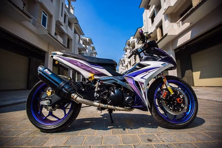 Bên cạnh Yamaha Exciter 135 được bán rộng rãi tại các nước Đông Nam Á, Yamaha còn có một mẫu xe sử dụng chung cơ sở, nhưng có kiểu dáng rất cá tính là X1R được bán tại thị trường Thái Lan. Rất nhiều người chơi xe tại Việt Nam đã tìm cách "thổi hồn" X1R vào cho Exciter, trong đó có chủ nhân người Quảng Ninh của chiếc xe trong bài viết này.