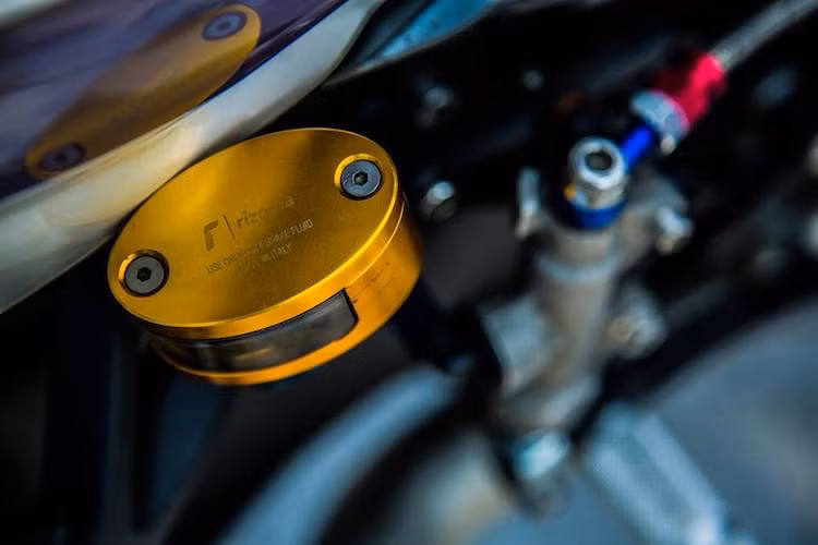 Hệ thống phanh sau của Exciter 135 đã được nâng cấp với pen đạp từ Brembo, bình dầu Rizoma và đĩa Galfer.