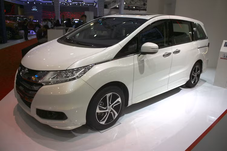 Tại triển lãm VMS năm ngoái, Honda đã lần đầu trưng bày mẫu MPV hạng sang Odyssey. Mặc dù mới được ra mắt chính thức vào tháng 3/2016 nhưng Honda Odyssey đã trở thành mẫu xe MPV 7 chỗ cao cấp nhập khẩu bán chạy nhất Việt Nam với thị phần lên tới 55% (tính từ tháng 1 đến hết tháng 8/2016). Cũng là xe nhập như Civic và Accord nhưng thay vì Thái Lan, Odyssey được nhập từ Nhật Bản.