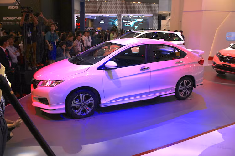 Tại triển lãm lần này, Honda Việt Nam cũng đã giới thiệu City Modulo 2016. Với 6 chi tiết chính trang trí cho phần ngoại thất, bao gồm: ốp cản trước, ốp cản sau, ốp thân xe, cánh lướt gió, ốp mặt ca lăng thiết kế mới và tem Modulo, phụ kiện chính hãng Modulo không chỉ giúp xe trở nên phong cách, tăng cường khí động học mà còn nâng cao khả năng vận hành của xe.