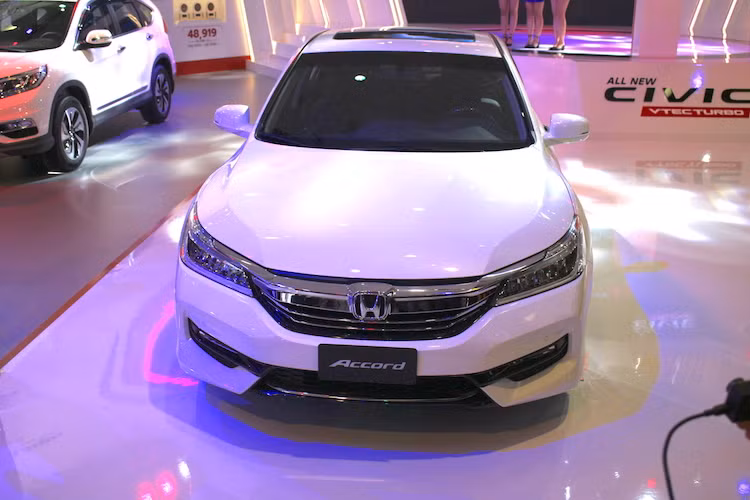Honda Accord 2016 – 1 trong 3 mẫu xe nhập khẩu của Honda Việt Nam ra mắt thị trường vào tháng 5/2016 đã từng bước chinh phục khách hàng một cách đầy thuyết phục. Doanh số cộng dồn tính đến hết tháng 8/2016 kể từ khi ra mắt vào tháng 5/2016 đã tăng gấp hơn 2 lần so với cùng kỳ năm ngoái. Giống như Civic, Accord là xe nhập nguyên chiếc từ Thái.
