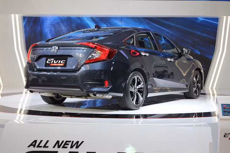 Kể từ khi ra mắt thế giới lần đầu tiên vào năm 2015, Civic hoàn toàn mới đã nhận được sự ủng hộcủa khách hàng trên khắp thế giới cũng như dành được hàng loạt các giải thưởng quan trọng từ các tổ chức đánh giá uy tín. Không chỉ có thiết kế mới đầy thể thao và hiện đại, Civic mới cũng lần đầu tiên được trang bị động cơ tăng áp VTEC 1.6 lít.