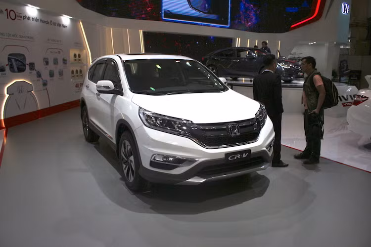 Honda CR-V thế hệ thứ tư được ra mắt vào tháng 12 năm 2014. Kết thúc năm 2015, CR-V đạt doanh số ấn tượng hơn 4.500 xe – là mẫu xe bán chạy nhất của Honda Việt Nam. Không chỉ có vậy, doanh số 8 tháng đầu năm 2016 của CR-V cũng lên tới gần 3.000 xe. Phiên bản CR-V được trưng bày tại triển lãm là bản đặc biệt với bộ phụ kiện 7 món chính hãng tiêu chuẩn Honda toàn cầu.