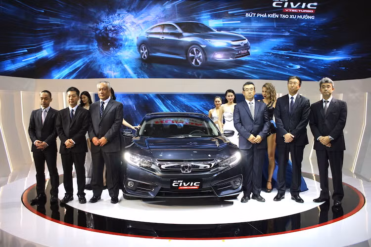 Nhân dịp triển lãm VMS 2016, Honda cũng tổ chức các chương trình khuyến mại cho khách hàng mua City (từ 9/9/2016 tới 31/10/2016) và CR-V (từ 5/10/2016 tới 25/11/2016). Cụ thể hơn, khách hàng mua 2 dòng xe này và hoàn tất thủ tục thanh toán 100% trong thời gian khuyến mại sẽ được giảm giá 50% cho bộ phụ kiện đặc biệt tương ứng với mỗi dòng xe, đồng thời miễn phí tiền sơn và công lắp đặt với trị giá 11 triệu đồng.