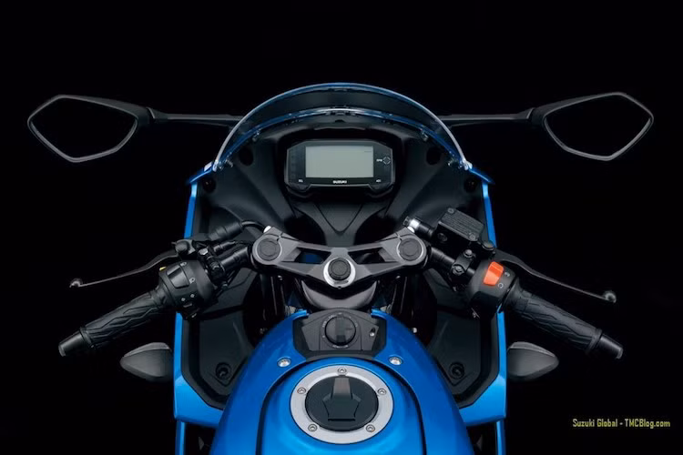 Phần chảng 3 của xe được đúc bằng hợp kim nhôm với thiết kế đục lỗ thể thao và giúp giảm một chút trọng lượng. Tuy nhiên, là một mẫu sportbike hướng tới người mới chơi xe môtô nên GSX-R125 vẫn có cặp tay lái clip-on đặt khá cao.