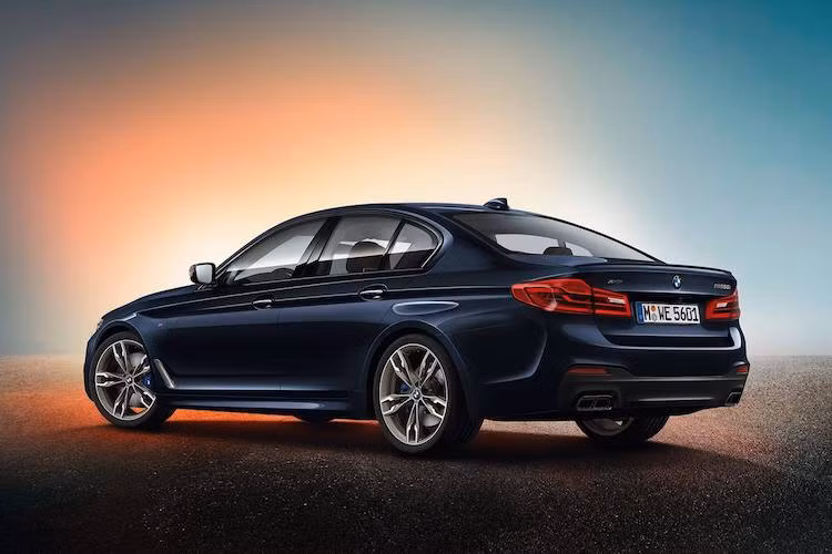 Ở hai bên thân xe, M550i xDrive cũng gây ấn tượng bởi bộ mâm 5 cánh kép bản lớn đẹp mắt, cùng với ốp gương màu kim loại phay mờ. Trong khi đó, phía sau đuôi xe cũng có cản hậu thể thao cùng hệ thống xả với các miệng ống góc cạnh.