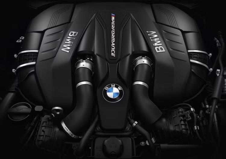 Ở bên dưới nắp ca-pô của xe, BMW đã trang bị cho M550i xDrive khối máy 4.4l V8 tăng áp kép thuộc họ động cơ khá gần với chiếc M5 thế hệ hiện tại. Tuy nhiên so với M5 có công suất tối đa 552 mã lực và mô-men xoắn cực đại 680 Nm, M550i xDrive thế hệ mới yếu hơn một chút với chỉ 456 mã lực và 650 Nm.