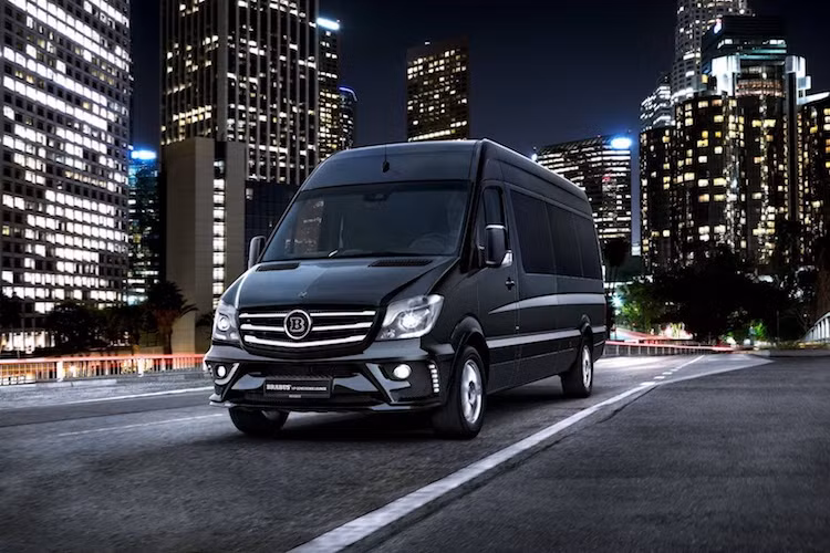 Theo đúng phong cách Brabus, chiếc xế hộp Mercedes Sprinter Conference Lounge đã được độ lại từ ngoại thất. Giống những mẫu xe du lịch, hãng độ này đã bắt đầu với việc lắp cho chiếc xe một bộ bodykit thể thao với đèn LED ban ngày, đèn chiếu sáng dưới gầm và bộ mâm Monoblock 18 inch.