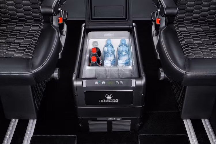 Ở giữa 2 hàng ghế sau, Brabus cũng đã bố trí cho chiếc xe một hộp lạnh nhỏ, đủ để chứa 6 chai nước kèm ly cho 6 khách "VIP" ngồi phía sau khoang xe. Bên trong chiếc Sprinter độ này còn có các trang bị như đèn chiếu sáng thông minh, 6 cổng USB...