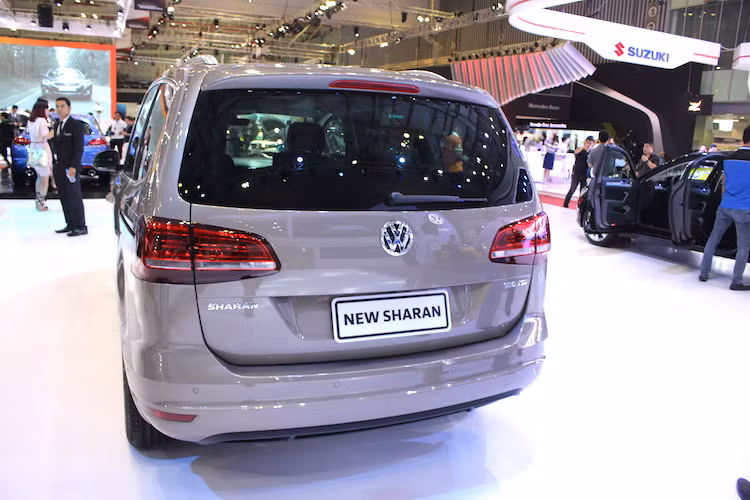 Với phiên bản nâng cấp giữa vòng đời (facelift) mới nhất, Sharan cũng có các đèn hậu phía sau sử dụng những dải LED đầy hấp dẫn. Về tổng thể, phần đuôi xe có thiết kế khá giống với dòng SUV Touareg của hãng. Có kích thước D x R x C lần lượt là 4952, 1904 và 1720 pixel, Sharan to tương đương với Honda Odyssey tại Việt Nam (4840 x 1715 x 1820 mm).