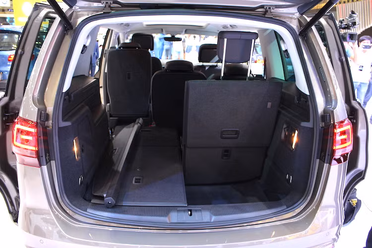 Tại nhiều thị trường, Volkswagen sẽ cung cấp cho khách hàng các cách bố trí ghế ngồi cho Sharan gồm 5, 6 hoặc 7 chỗ. Tuy nhiên khi về Việt Nam, nhiều khả năng chiếc xe sẽ chỉ còn duy nhất phiên bản 7 chỗ. Với phiên bản này, thể tích khoang hành lý là 300 lít, nhưng có thể nâng cao tối đa 2297 lít nếu gập toàn bộ 2 hàng ghế sau lại.