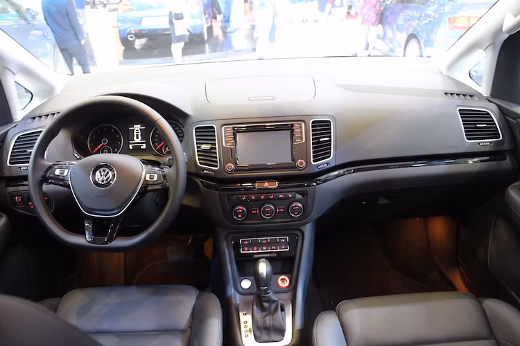 Là một mẫu xe hướng tới đại chúng và đặt cao tiêu chí thực dụng, nội thất của Sharan được thiết kế đơn giản nhưng vẫn gợi lên sự cao cấp đặc trưng của các dòng "xe Âu". Phiên bản facelift mới nhất được bổ sung hệ thống thông tin giải trí mới với màn hình 6,5 inch, với các tùy chọn như định vị vệ tinh, kết nối smartphone MirrorLink, Android Auto và Apple CarPlay.