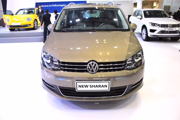 Dù đã tồn tại được 21 năm nhưng tính tới nay, Sharan mới trải qua tổng cộng 2 thế hệ. Thế hệ thứ 2 của chiếc xe được ra mắt lần đầu vào năm 2010 và vừa trải qua một đợt nâng cấp lớn vào năm ngoái. Sau khi được nâng cấp, Sharan phiên bản hiện tại đã có thiết kế hiện đại hơn với cụm đèn pha LED phía trước.
