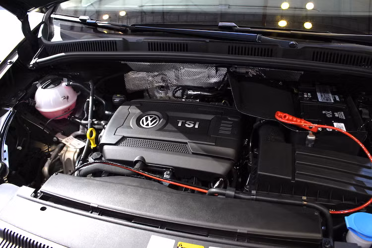 Tại Việt Nam, Sharan sẽ chỉ được phân phối với duy nhất một phiên bản động cơ 2.0l 4 xi-lanh tăng áp TSI phun nhiên liệu trực tiếp, cho công suất tối đa 220 mã lực và mô-men xoắn cực đại 350 Nm. Sức mạnh này được truyền tới cầu trước và kiểm soát bằng hộp số tự động DSG 6 cấp.