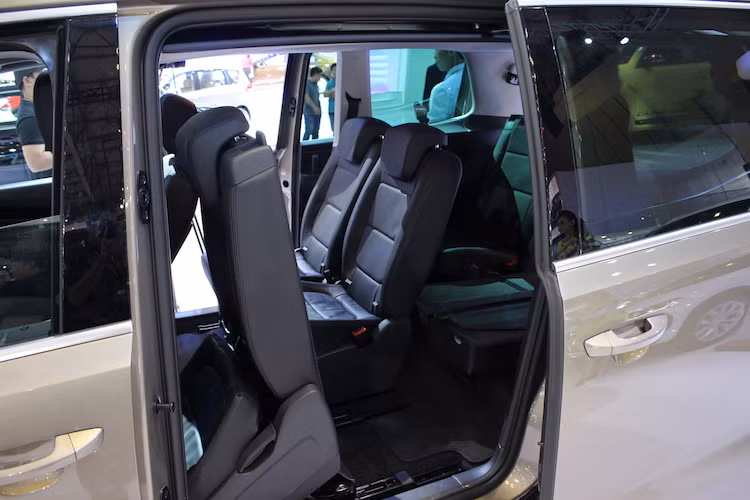 Để giúp hành khách dễ dàng ra vào hàng ghế sau, Volkswagen đã trang bị cho chiếc xe cửa sau dạng trượt cho cả 2 bên thân. Hàng ghế sau của Sharan có khả năng ngồi 3 người, với không gian rộng rãi và khả năng điều chỉnh tiến/lùi cùng lưng ghế bằng tay. Phiên bản được Volkswagen trưng bày tại VIMS 2016 được trang bị sẵn cửa lùa đóng mở bằng điện ở 2 bên thân, nội thất bọc da và trang trí ốp nhựa bóng.