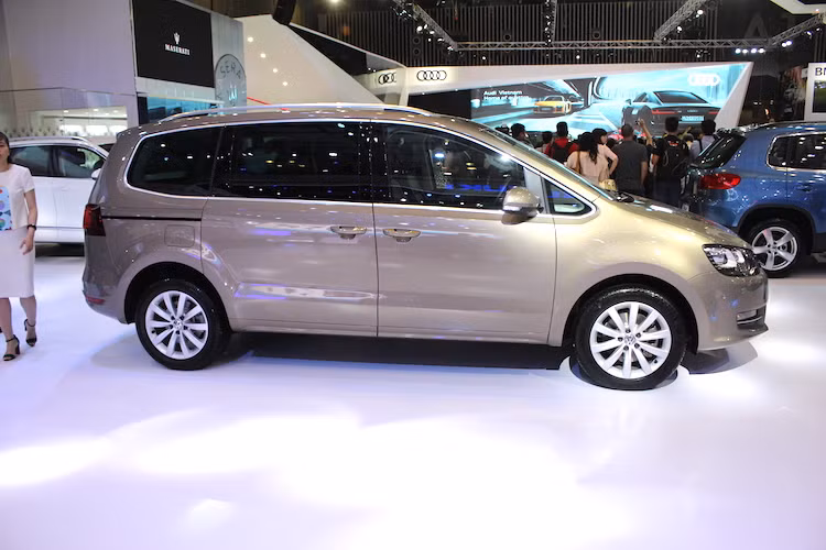 Là một mẫu xe "xuất Âu", Sharan cũng có sẵn nhiều hệ thống hỗ trợ người lái như phanh khẩn cấp tự động dưới 30 km/h, theo dõi người đi bộ, cảnh báo điểm mù, cảnh báo xe phía sau, phanh khẩn cấp, cảnh báo áp suất lốp, hỗ trợ phanh khẩn cấp...