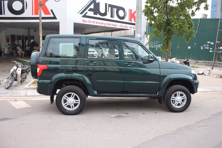 Với các kích thước D x R x C của xe lần lượt là 4.750, 2.760 và 1.910 mm cùng chiều dài cơ sở 2.760 mm và khoảng sáng gầm 210 mm, Patriot là một mẫu SUV có kích thước khá lớn trên đường phố Việt. Ở hai bên thân xe được trang bị bậc lên xuống trùng màu thân và có bề mặt dán cao su chống trơn trượt.