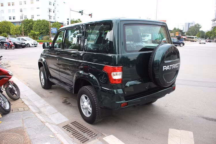 Ở phía sau, Patriot không có điểm nhấn đặc biệt nào về thiết kế, ngoại trừ ốp che lốp dự phòng với logo sơn bạc. Nhìn chung về tổng thể, khi đứng trước các dòng xe SUV đời mới, Patriot sẽ dễ dàng "mất điểm" bởi thiết kế khá thô và kém hấp dẫn của mình.