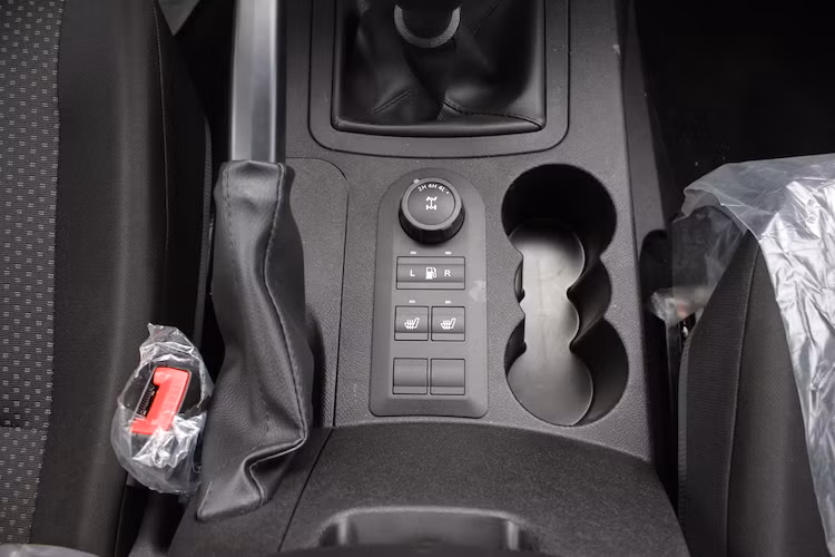 Các trang bị trên xe cũng khá nghèo nàn. Phiên bản Patriot này thậm chí còn không được trang bị túi khí và ghế điều chỉnh điện, ngay cả ở ghế lái. Mặc dù vậy, do được thiết kế hướng tới xứ lạnh nên khá bất ngờ khi chiếc xe có hệ thống sưởi ghế cho 2 ghế trước.