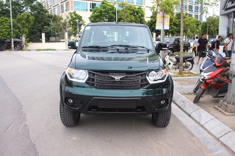 Được nhập khẩu và phân phối bởi công ty Auto K có trụ sở Hà Nội, xe Nga UAZ Patriot là một trong 3 mẫu xe của hãng xe Nga UAZ vừa được đem về Việt Nam, bên cạnh Pickup và Hunter. Trong đó, Pickup là phiên bản bán tải của Patriot và Hunter chính là chiếc UAZ 469 đã quen thuộc với người Việt từ lâu, nhưng được nâng cấp để trở nên "tân thời" hơn.