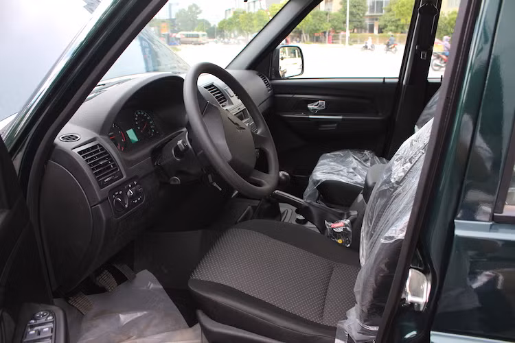 Tương tự như ngoại thất, nội thất của Patriot cũng được thiết kế rất giản dị và không có được vẻ cao cấp. Các ghế ngồi trong xe được bọc nỉ kết hợp với chất liệu giả da, trong khi gần như tất cả những chi tiết ốp trong cabin xe đều được làm từ nhựa cứng để tiết kiệm chi phí.