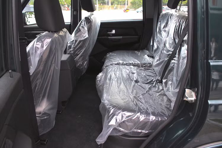 Với kích thước tương đối lớn, hành khách ngồi ở hàng ghế sau có được một không gian rất rộng rãi và thoải mái. Tuy nhiên, do có cách thiết kế nội thất không tối ưu nên dù có đủ không gian, UAZ đã không thể sắp xếp cho Patriot một hàng ghế thứ 3. Chiếc xe cũng không có cửa gió điều hòa cho ghế sau.