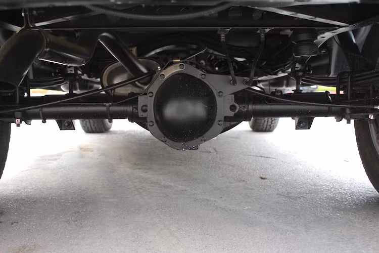 Ngoài ra xe còn có bản máy xăng ZMZ-40906 2,7 lít có công suất tối đa 134,6 mã lực và mô-men xoắn cực đại 217 Nm, tuy nhiên hiện chưa rõ phiên bản này có được nhập về Việt Nam hay không. Patriot cũng sở hữu sẵn hệ thống dẫn động 4 bánh bán thời gian với 3 chế độ gài cầu là 2H, 4 H và 4L.