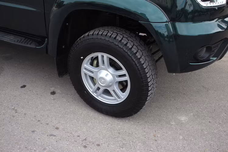 Chiếc UAZ Patriot đầu tiên về Việt Nam được trang bị mâm 5 cánh với đường kính 16 inch đi kèm "bánh béo", giúp chiếc xe êm ái hơn khi vượt qua các địa hình xấu. Ngoài ra, UAZ còn có mâm 18 inch thể thao hơn trên các phiên bản cao cấp.