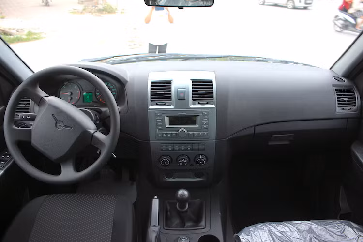 Tuy nhiên nếu so với những dòng xe UAZ trước đây, cabin của UAZ Patriot trông đã "ưa nhìn" hơn nhờ với bảng táp-lô giống các mẫu xe Mỹ trong thập niên 2000. Chiếc Patriot đầu tiên tại Việt Nam này thuộc phiên bản cơ bản nên chỉ được trang bị đầu âm thanh CD và radio, thay vì hệ thống thông tin giải trí với màn hình cảm ứng như các bản cao cấp.