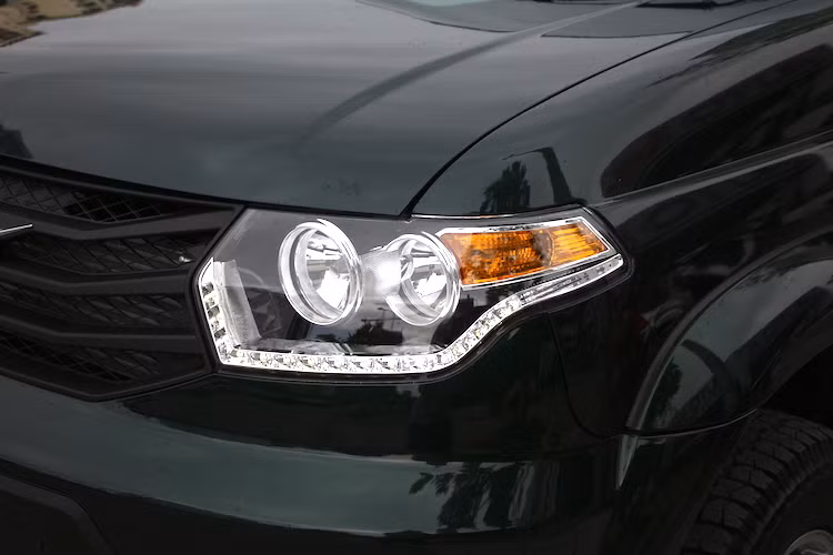 Với phiên bản nâng cấp mới nhất, UAZ Patriot trông đã hiện đại hơn một chút nhờ có phần đầu thiết kế mới, nổi bật với cản trước bề thế hơn và cặp đèn pha với các dải LED chiếu sáng ban ngày ở phía dưới, đi theo trào lưu của ngành công nghiệp xe hơi hiện nay.