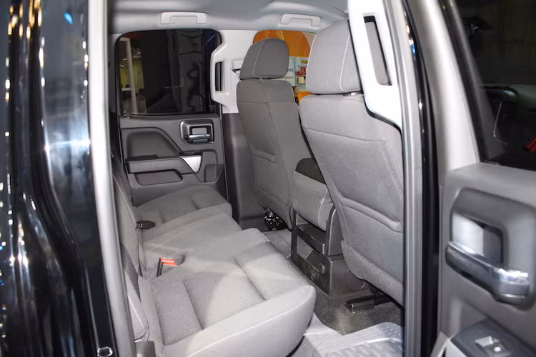 Do có chiều dài cabin trung bình nên hàng ghế sau của chiếc Silverado khá hẹp nếu so với kích thước tổng thể của xe. Hiện tại, Chevrolet đang cung cấp cho xe 3 tùy chọn cabin là đơn (Single Cab), kéo dài (Extended Cab) và kép (Crew Cab). Trong đó phiên bản cabin kép có không gian rộng rãi nhất. Các thảm trải sàn đều được làm bằng nhựa mềm, trong khi các ghế ngồi chỉ được bọc bằng vải nỉ.