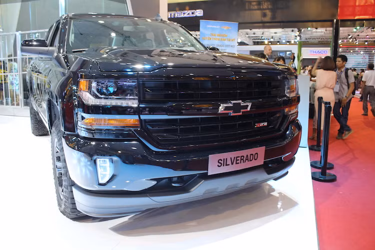 Ở phía trước, Silverado nổi bật với phần đầu thẳng đứng cực kỳ hầm hố, kèm theo dàn đèn pha và tín hiệu LED vuông vức, lấy cảm hứng từ dòng bán tải Chevrolet C-Series từ thập niên 80. Trước Silverado, Chevrolet cũng đã từng có một dòng bán tải lâu đời khác là C/K với lịch sử từ năm 1960 và trải qua tổng cộng 4 thế hệ.