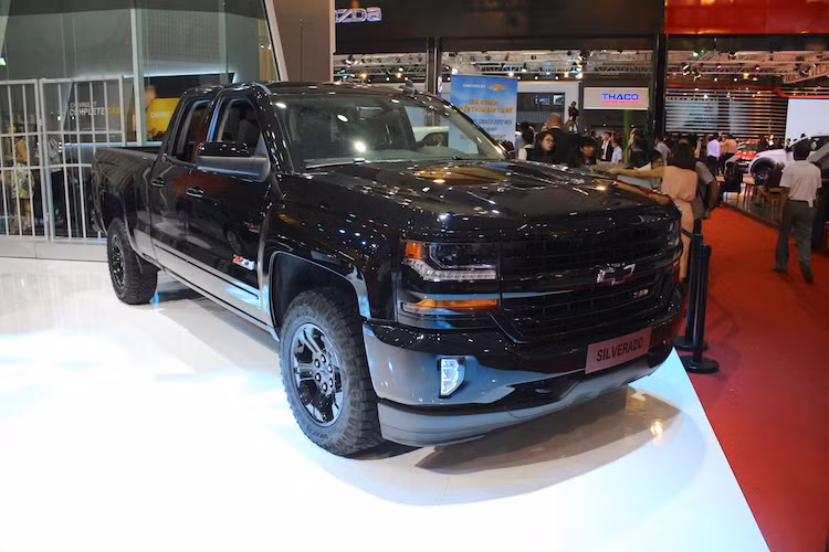 Các trang bị an toàn của Silverado cũng được chú trọng, gồm có 6 túi khí trong khoang lái, hệ thống cảnh báo va chạm phía trước, hệ thống hỗ trợ giữ làn, đèn pha tự động Intellibeam, cảm biến hỗ trợ đỗ xe trước/sau, camera lùi.